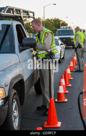 Las Vegas, Nevada - Polizei richten Sie eine Nüchternheit Checkpoint auf Las Vegas Valley Drive, Alkohol- oder Drogenmissbrauch Beeinträchtigung wird gesucht. Stockfoto