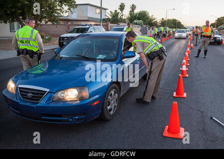 Las Vegas, Nevada - Polizei richten Sie eine Nüchternheit Checkpoint auf Las Vegas Valley Drive, Alkohol- oder Drogenmissbrauch Beeinträchtigung wird gesucht. Stockfoto