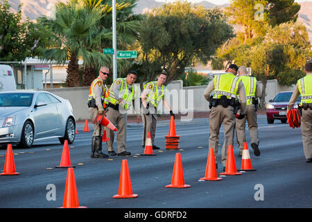Las Vegas, Nevada - Polizei richten Sie eine Nüchternheit Checkpoint auf Las Vegas Valley Drive, Alkohol- oder Drogenmissbrauch Beeinträchtigung wird gesucht. Stockfoto