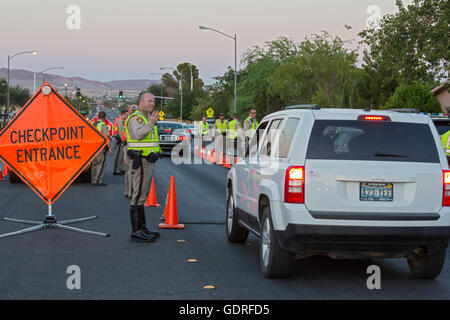 Las Vegas, Nevada - Polizei richten Sie eine Nüchternheit Checkpoint auf Las Vegas Valley Drive, Alkohol- oder Drogenmissbrauch Beeinträchtigung wird gesucht. Stockfoto