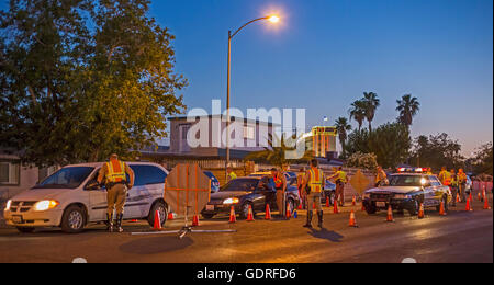 Las Vegas, Nevada - Polizei richten Sie eine Nüchternheit Checkpoint auf Las Vegas Valley Drive, Alkohol- oder Drogenmissbrauch Beeinträchtigung wird gesucht. Stockfoto