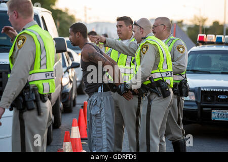 Las Vegas, Nevada - Polizei eine Nüchternheit Checkpoint auf Las Vegas Valley Drive, Inhaftierung zahlreicher Treiber einrichten. Stockfoto