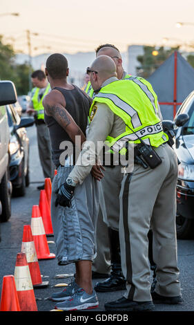 Las Vegas, Nevada - Polizei eine Nüchternheit Checkpoint auf Las Vegas Valley Drive, Inhaftierung zahlreicher Treiber einrichten. Stockfoto