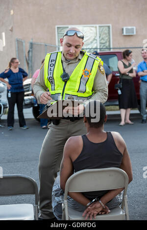 Las Vegas, Nevada - Polizei eine Nüchternheit Checkpoint auf Las Vegas Valley Drive, Inhaftierung zahlreicher Treiber einrichten. Stockfoto