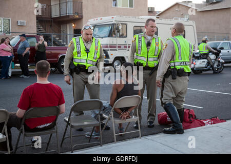 Las Vegas, Nevada - Polizei eine Nüchternheit Checkpoint auf Las Vegas Valley Drive, Inhaftierung zahlreicher Treiber einrichten. Stockfoto