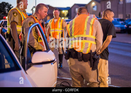 Las Vegas, Nevada - Polizei eine Nüchternheit Checkpoint auf Las Vegas Valley Drive, Inhaftierung zahlreicher Treiber einrichten. Stockfoto