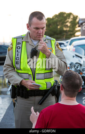 Las Vegas, Nevada - Polizei eine Nüchternheit Checkpoint auf Las Vegas Valley Drive, Inhaftierung zahlreicher Treiber einrichten. Stockfoto