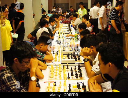 Gruppe von Kindern in Asien in Schach zu konkurrieren, vietnamesische Kind denken mit hoher Konzentration Stockfoto