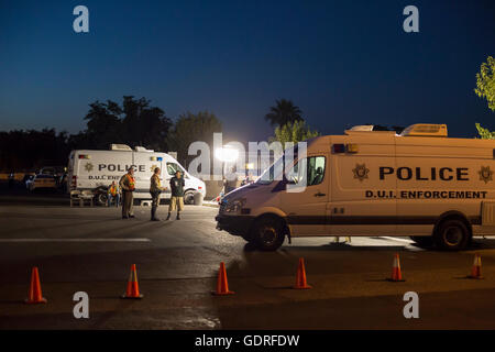 Las Vegas, Nevada - Polizei eine Nüchternheit Checkpoint auf Las Vegas Valley Drive, Inhaftierung zahlreicher Treiber einrichten. Stockfoto