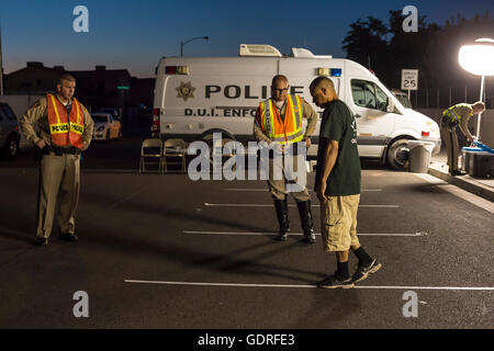 Las Vegas, Nevada - Polizei eine Nüchternheit Checkpoint auf Las Vegas Valley Drive, Inhaftierung zahlreicher Treiber einrichten. Stockfoto