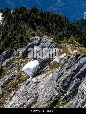 Schmelzen der Schneedecke prekär auf Klippe hängt Stockfoto