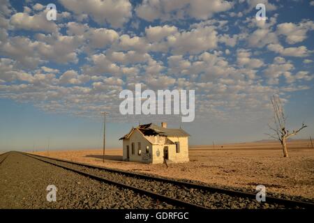 Verfallenes Haus von Eisenbahnschienen, ehemaliger deutscher Bahnhof von Garub, Aus, Karas Region, Namibia Stockfoto