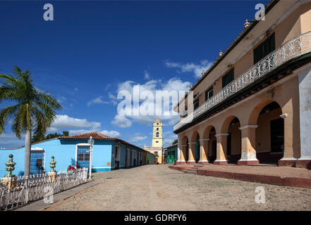 Straße und bunte Häuser, um die richtige Museo Romantico am Palacio Brunet, Iglesia Parroquial De La Santisima in der Stockfoto