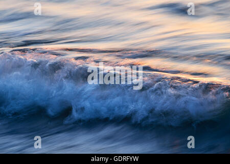 Licht bricht eine Welle in der Ostsee, verrissen Schuss, Rügen, Mecklenburg-Vorpommern, Deutschland Stockfoto