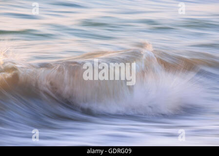 Welle in der Ostsee, verrissen erschossen, Rügen, Mecklenburg-Vorpommern, Deutschland Stockfoto