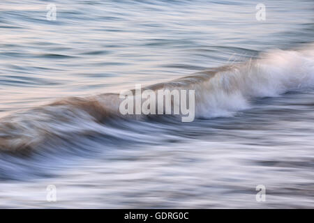 Welle in der Ostsee, verrissen erschossen, Rügen, Mecklenburg-Vorpommern, Deutschland Stockfoto