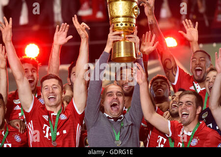 Pep-Trainer Josep Guardiola heben den DFB-Pokal in der Luft, nach siegreichen DFB-Pokal-Finale mit Fußballspielern des FC Bayern jubeln Stockfoto