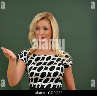 Junge Lehrerin vor Tafel Stockfoto