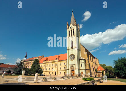 Gotische Franziskanerkirche Pfarrei Magyarok Nagyasszonya Templom, Fo Tér Platz in Keszthely, Ungarn, Europa Stockfoto