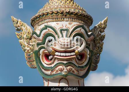 Großaufnahme, Statue des riesigen Yaksha Dämonen bewachen die Tore des Grand Palace, Bangkok, Thailand Stockfoto