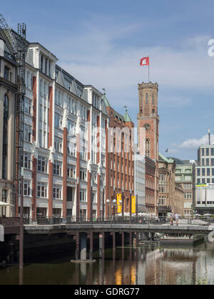 Bleichenfleet mit Turm des Old Post Office, Hamburg, Deutschland Stockfoto