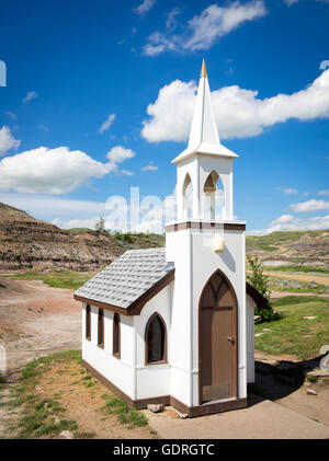 Das berühmte Kirchlein in Drumheller, Alberta, Kanada.  Die Kapazität der Kirche beträgt 6 Personen und ist beliebt bei Touristen. Stockfoto