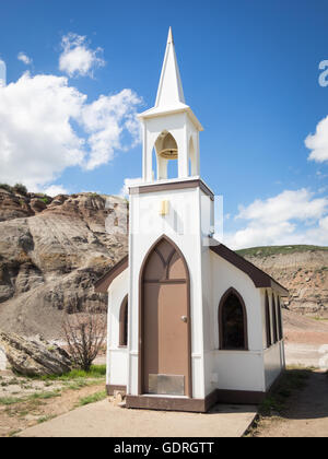 Das berühmte Kirchlein in Drumheller, Alberta, Kanada.  Die Kapazität der Kirche beträgt 6 Personen und ist beliebt bei Touristen. Stockfoto