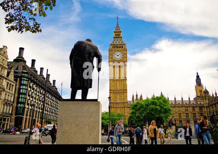 Die Statue von Sir Winston Churchill blickt auf die majestätischen Big Ben, ein beliebtes Touristenziel in London. Stockfoto