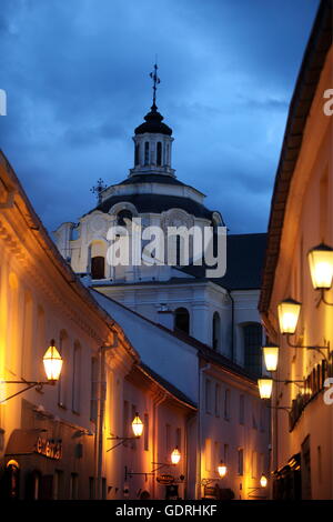 Sterben Sie die Heiliggeistkirche in Einer Gasse in der Altstadt von Vilnius, Litauen Stockfoto