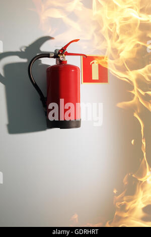 Feuer im Gebäude und ein Feuerlöscher Stockfoto