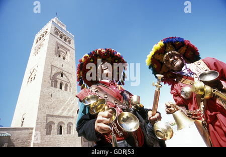 Traditionelle Wasser-Verkäufer auf dem Jemma del Fna Platz in der alten Stadt von Marrakesch in Marokko in Nordafrika. Stockfoto