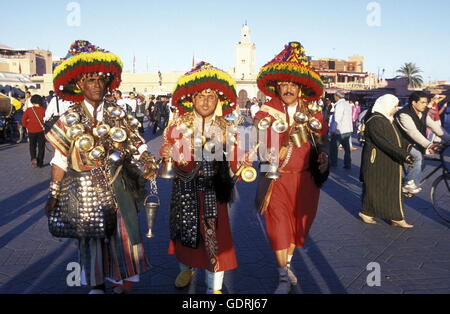 Traditionelle Wasser-Verkäufer auf dem Jemma del Fna Platz in der alten Stadt von Marrakesch in Marokko in Nordafrika. Stockfoto