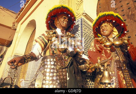 Traditionelle Wasser-Verkäufer auf dem Jemma del Fna Platz in der alten Stadt von Marrakesch in Marokko in Nordafrika. Stockfoto