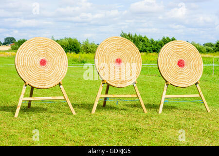 Outdoor-Zielscheibe aus Stroh mit einem roten Punkt als Volltreffer. Stockfoto