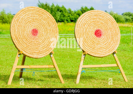 Outdoor-Zielscheibe aus Stroh mit einem roten Punkt als Volltreffer. Stockfoto