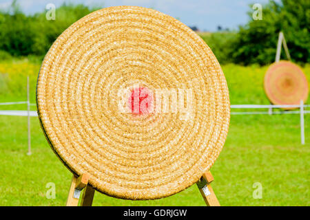 Outdoor-Zielscheibe aus Stroh mit einem roten Punkt als Volltreffer. Stockfoto