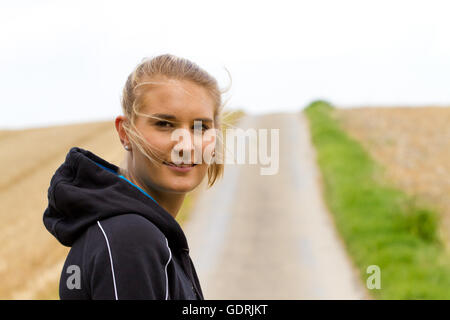 Porträt einer jungen sportlichen Frau Stockfoto