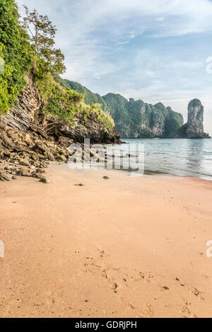 Malerische Aussicht von Ao Nang Beach in der Nähe von Krabi, Südthailand Stockfoto