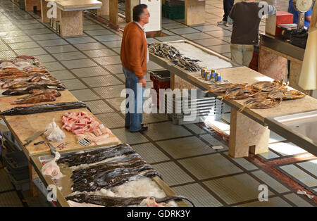 Der indoor Fischmarkt im Zentrum von Funchal, Madeira, Portugal. Mit den Menschen dienen und shopping Stockfoto