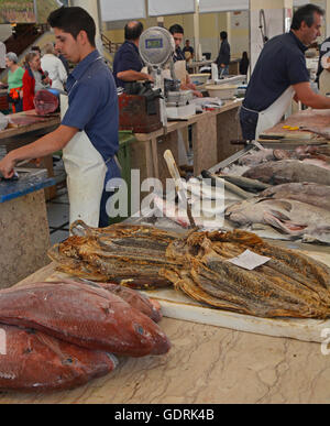 Der indoor Fischmarkt im Zentrum von Funchal, Madeira, Portugal. Mit den Menschen dienen und shopping Stockfoto