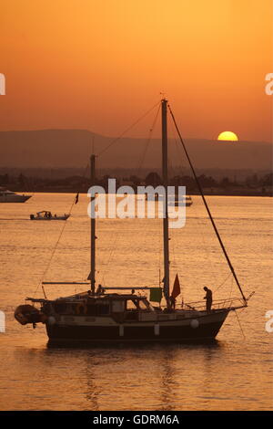 ein Sonnenuntergang in der alten Stadt Siracusa auf Sizilien in Süditalien in Europa. Stockfoto