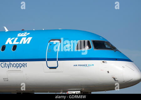 Amsterdam, Niederlande - 11 Maart 2015 Nahaufnahme Foto der Kabinen eines KLM cityhopper Flugzeuge, mit dem Piloten hinter dem Stockfoto