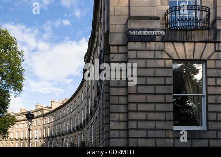 Teil der langen gebogenen Fassade des königlichen Zirkus in der New Town von Edinburgh, entworfen von William Playfair im Jahr 1823. Stockfoto