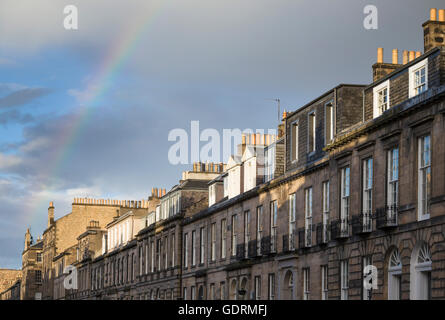 Ein Regenbogen wölbt sich über Häuser in Northumberland Street in der georgischen New Town von Edinburgh. Stockfoto