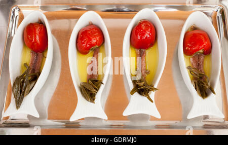 Gesalzene Sardellenfilets mit mediterranen Gewürzen und Kräutern Stockfoto