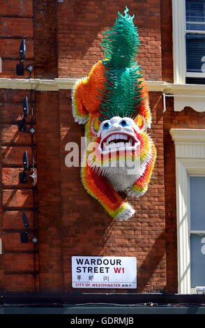 London, England, Vereinigtes Königreich. Chinesische Löwen (von Hsiao-Chi-Tsai und Kimiya Yoshikawa; 2009) an der Wand in der Wardour Street, Chinatown Stockfoto