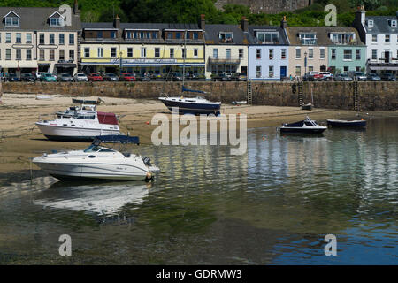 Boote im Hafen von Gorey mit Pier und Restaurants im Hintergrund, Jersey, Kanalinseln Stockfoto