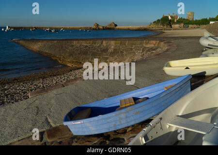 Flut am Hafen von La Rocque, Grouville, Jersey, Kanalinseln. Stockfoto