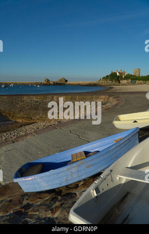 Flut am Hafen von La Rocque, Grouville, Jersey, Kanalinseln. Stockfoto