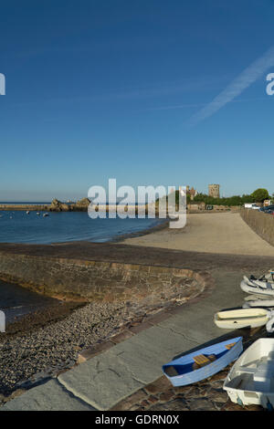 Flut am Hafen von La Rocque, Grouville, Jersey, Kanalinseln. Stockfoto